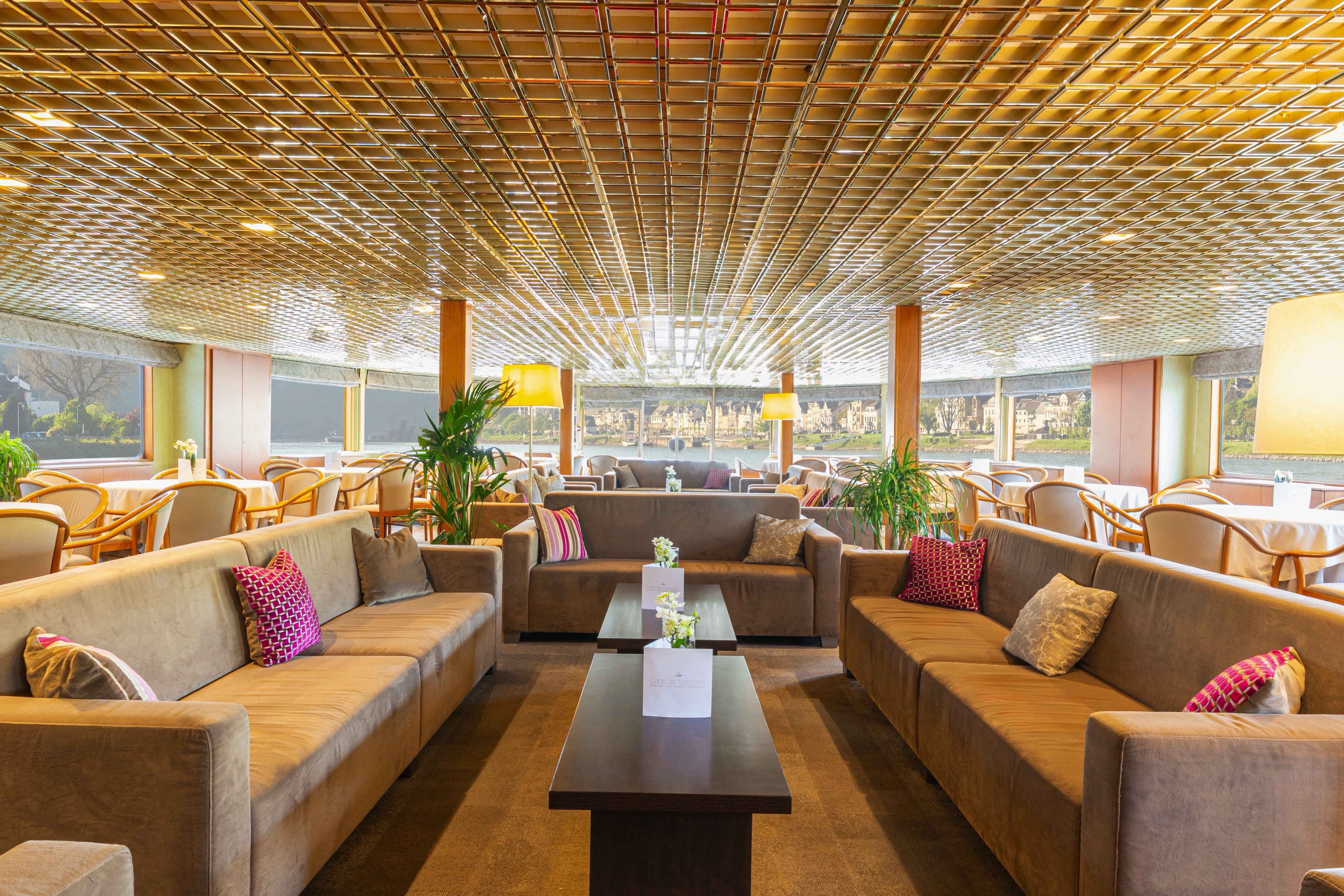 Lounge Bar with Dancefloor